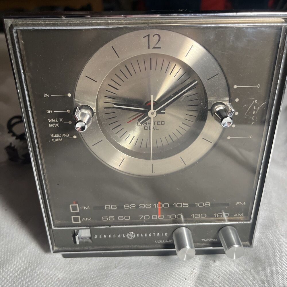 Vintage General Electric GE C4540 Alarm Clock Radio Mid Century Woodgrain Tested